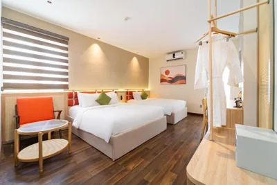 Driepersoonskamer met balkon — Nicecy Hotel - Bui Vien Central